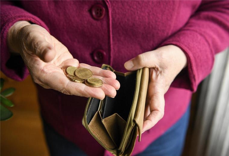 Rente zu niedrig? Diese Zuschüsse bringen hunderte Euro extra Eine Seniorin durchsucht einen Mülleimer.