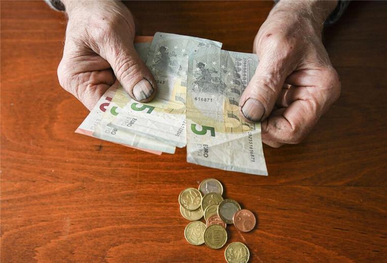 Viele Rentner kennen ihn nicht: Dieser Zuschuss bringt über 400 Euro extra im Jahr Eine ältere Person hält einige Euroscheine in die Kamera. Ein wenig bekannter Zuschuss verspricht zahlreichen Rentnern 38 Euro extra pro Monat.