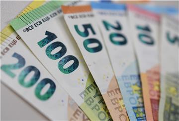 Banknoten liegen auf einem Tisch.