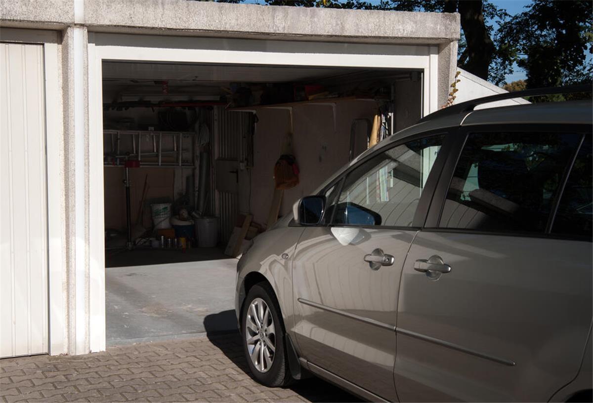 Beitragsexplosion: Mit diesem Trick sparen Rentner bei der Kfz-Versicherung Ein silbernes Auto steht vor einer Garage.