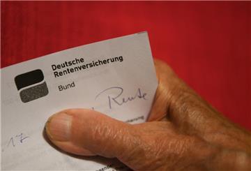 Eine ältere Frau hält ihren Rentenbescheid in der Hand. Im Juli 2025 wird die Höhe der Rente erneut angepasst.
