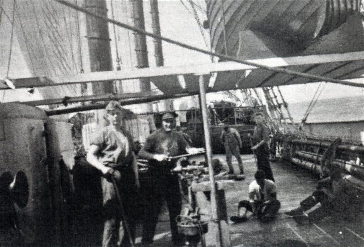 Reparaaturarbeiten an Bord eines Schoners wie dem Robbenfänger "Ghost", dem Schiff des Romanhelden Wolf Larsen.