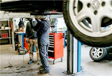 Reparaturen am Auto müssen nicht immer teuer sein. So sind die Stundensätze in freien Werkstätten oftmals günstiger. 