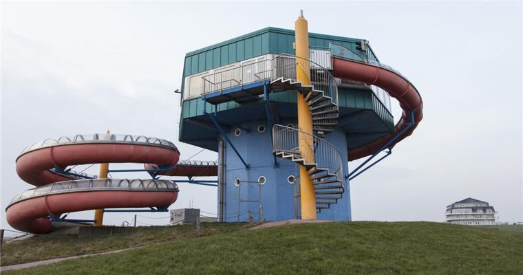 Repartaturstau: Die 108 Meter lange Großwasserrutsche am Wremer Grünstrand bleibt in diesem Jahr geschlossen.  Foto Leuschner
