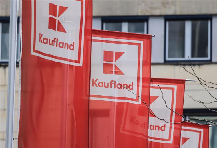 Schimmel, Mäuse und Keime: Ekel-Alarm in zahlreichen Kaufland-Filialen Flaggen von Kaufland hängen vor einer Filiale.