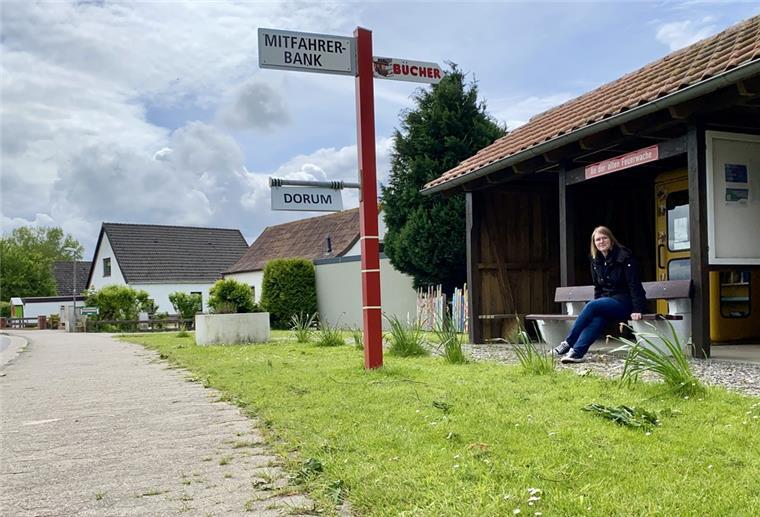 Mitfahrerbank in Misselwarden: Funktionierts? Reporterin Katja Gallas testet die erste - und einzige - Mitfahrerbank in der Gemeinde Wurster Nordseeküste.