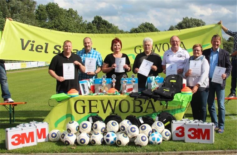 Der 10. Gewoba-Cup heute eröffnet Repräsentanten des Fußballkreises Bremerhaven, des Ausrichters SFL und des Sponsors präsentierten zum Start die Preise, die es beim achttägigen Turnier um den Gewoba-Cup zu gewinnen gibt. Theuring