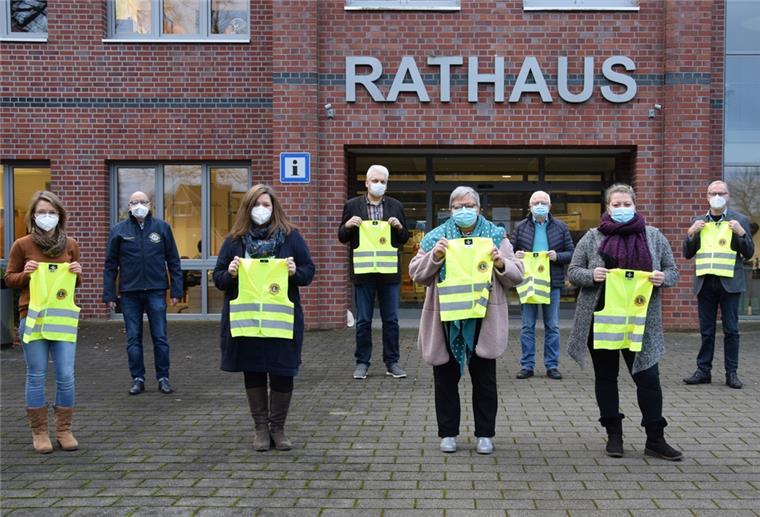 Zevener Lions spenden 1000 Warnwesten für Kitas Repräsentantinnen von vier Kindergärten (vorne) aus der Samtgemeinde Selsingen nahmen die Warnwesten stellvertretend entgegen vom Lions Club Zeven.