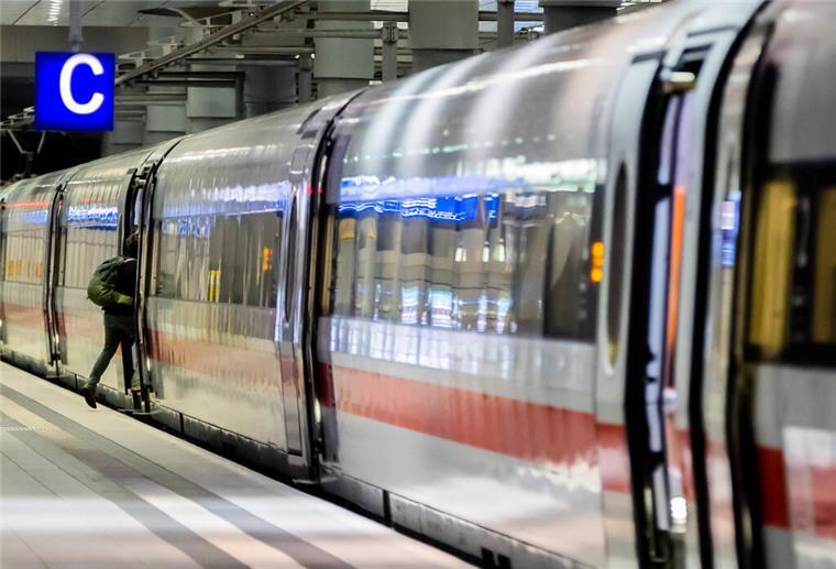 Deutsche Bahn: In diesen Zügen wird die Sitzplatzreservierung Pflicht Reservierte Sitzplätze werden in manchen ICEs Pflicht.