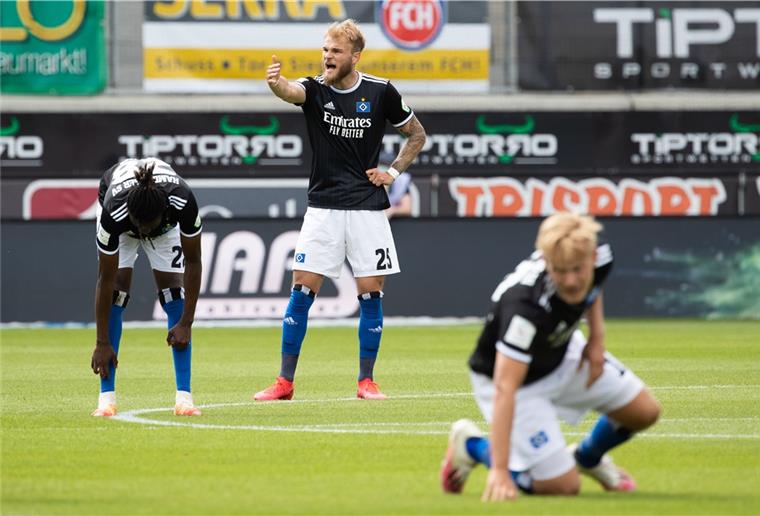 95. Minute! HSV rutscht aus den Aufstiegsrängen Resignierte HSV-Spieler beim Auftritt in Heidenheim.