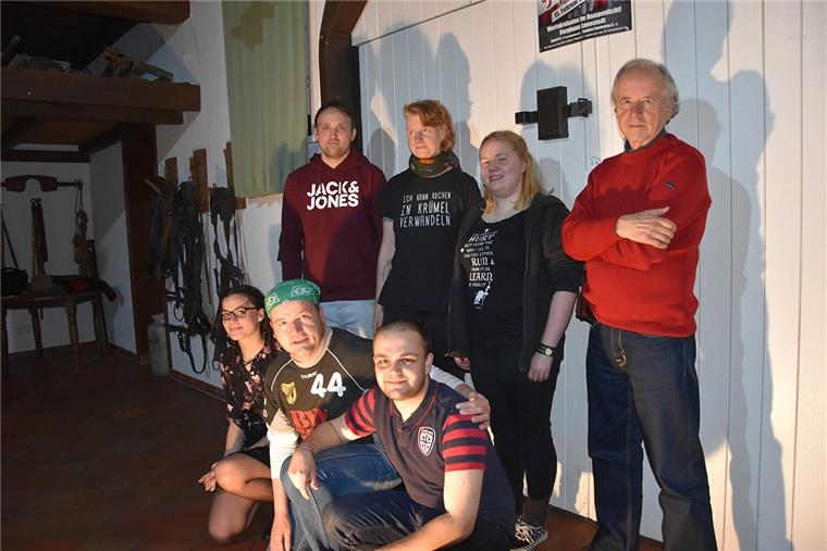 Wenn Poesie Herzen bricht: Poetry Slam im Lunestedter Dorphuus Die Poetry Slammer im Dorphuus Lunestedt