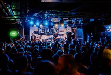 Band Restructive auf einer Bühne vor Publikum