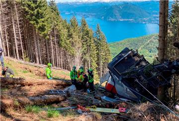 Retter arbeiten am Wrack der Gondel, die bei Stresa abgestürzt ist.
