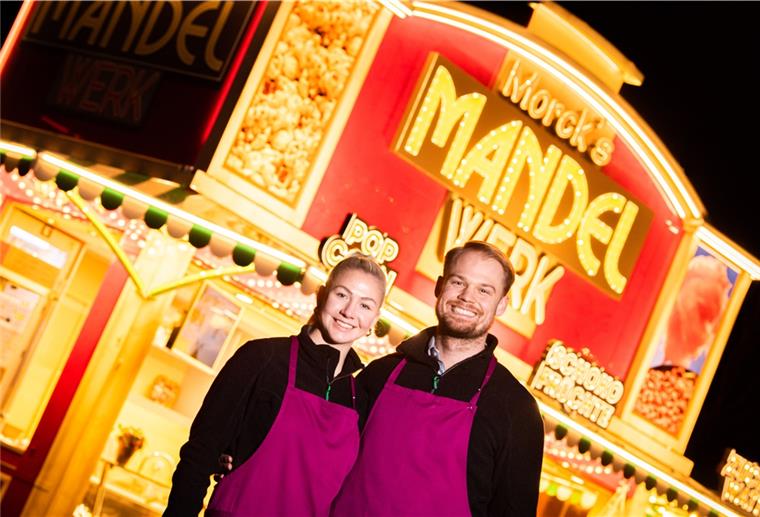 Auch ohne Weihnachtsmarkt: Schausteller bauen Buden auf Rettung für „Morcks Mandelwerk“: Mit ihrem neuen Verkaufswagen sind Vanessa Beer und Marius Morck auf dem Parkplatz des Edeka-Centers an der Schiffdorfer Chaussee untergekommen.