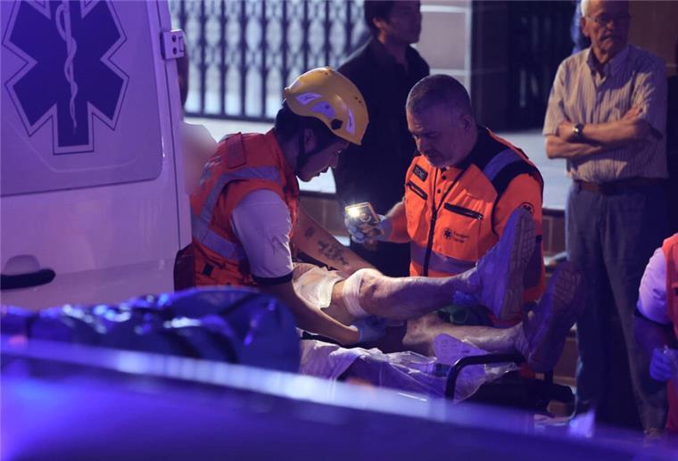 Rettungsdienste sind nach dem Einsturz eines Gebäudes am Strand von Palma im Einsatz.