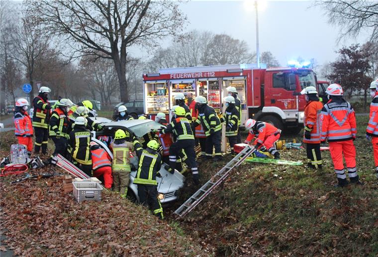 Tödlicher Unfall bei Helvesiek Rettungskräfte befreien die Insassen des verunglückten Wagens.