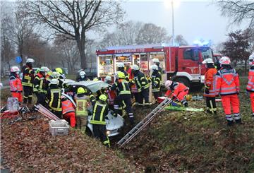 Rettungskräfte befreien die Insassen des verunglückten Wagens.