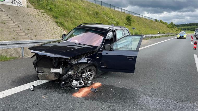 Betrunkener Fahrer überholt auf A7 rechts - Krankenhaus Rettungskräfte brachten den Fahrer in eine Klinik.