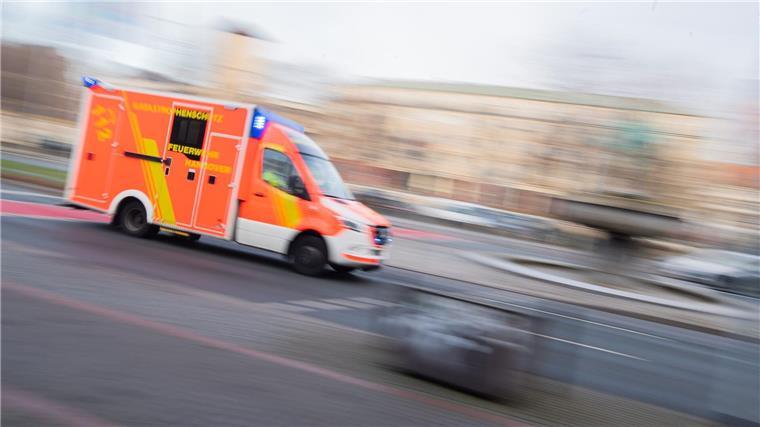 13-Jährige von Auto erfasst und schwer verletzt Rettungskräfte brachten die schwer verletzte 13-Jährige in eine Klinik. (Symbolbild)