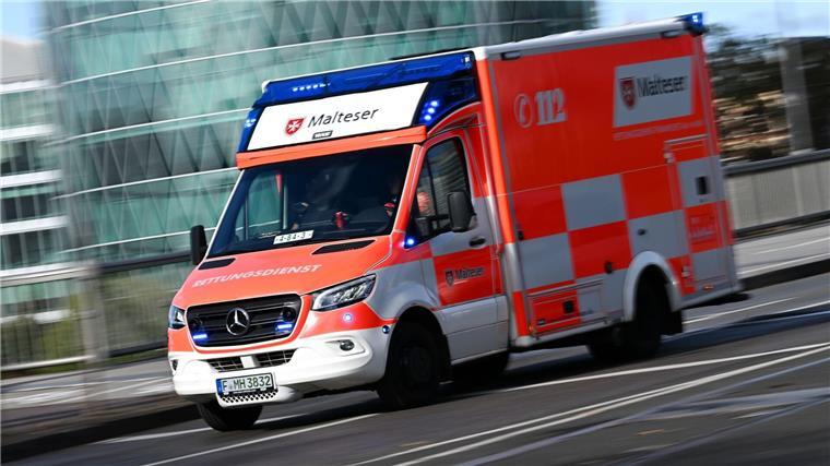 Kleinkind in Osnabrück angefahren - schwer verletzt Rettungskräfte bringen das schwer verletzte Kind in eine Klinik. (Symbolbild)