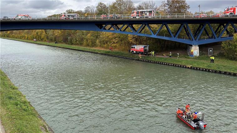 Rettungskräfte der Feuerwehr sind an der Unfallstelle auf der Bundesstraße 4 an einer Brücke über den Mittellandkanal im Einsatz. 