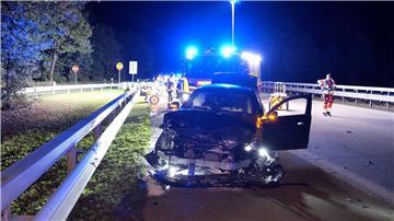 Rettungskräfte sind an der Unfallstelle im Einsatz. 