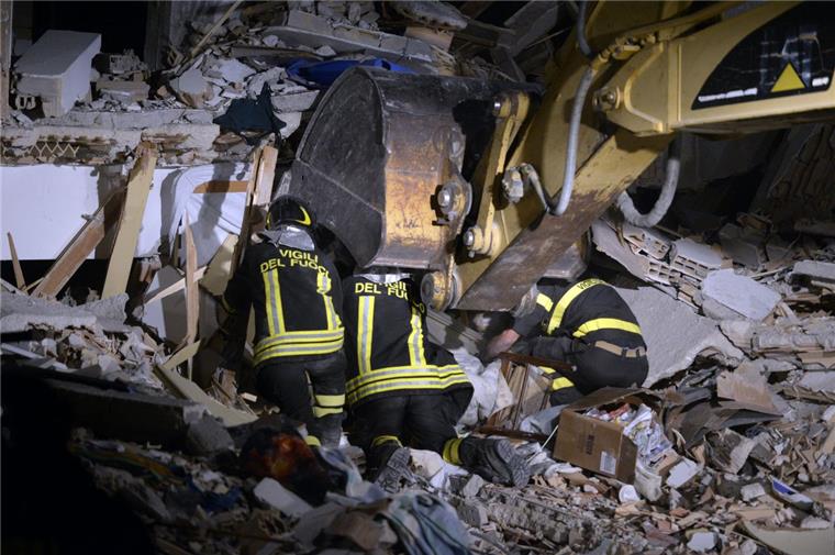 Italien: Zahl der Erdbeben-Opfer steigt weiter Rettungskräfte suchen in Amatrice unermüdlich nach weiteren Opfern des Erdbebens.