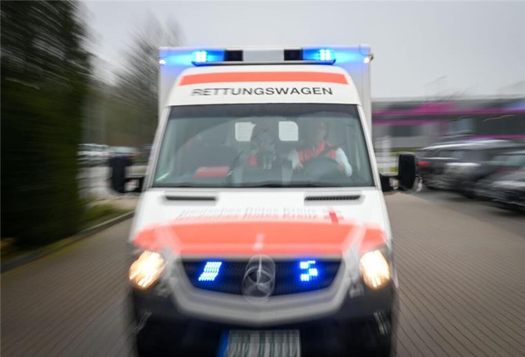 Bremerhavener Werftarbeiter verletzt sich bei Betriebsunfall schwer Rettungswagen im Einsatz (Symbolbild)