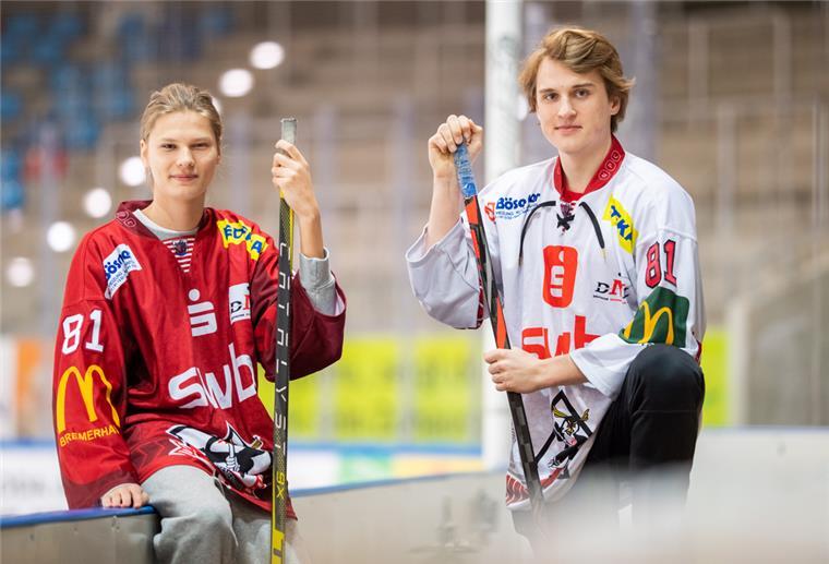 Russe und Ukrainer sind in Bremerhaven Freunde auf dem Eis Zwei Sportler stehen einander gegenüber.