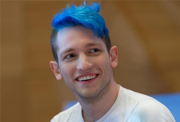 Rezo kritisiert Sex-Kommentare von Loxstedter Bernd Vogel im Podcast Der Youtuber Rezo sitzt während der Veranstaltung «Knackig kurz statt tiefgründig» im Rahmen des Tags der Bildung 2019« unter dem Motto «Bildung im digitalen Zeitalter» auf der Bühne.