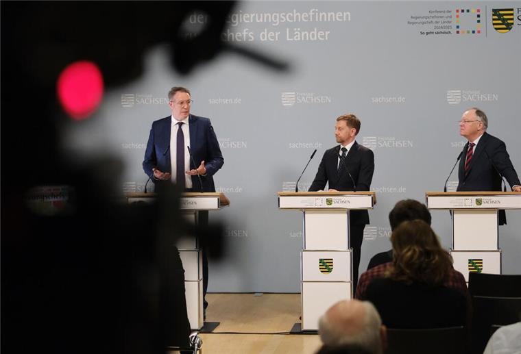 Länderchefs beschließen Rundfunkreform - Finanzen später Rheinland-Pfalz-Regierungschef Schweitzer stellt mit anderen Ministerpräsidenten die Reformpläne vor.