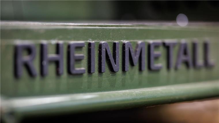 Rheinmetall hat so volle Auftragsbücher wie noch nie Rheinmetall-Logo auf einem Militärfahrzeug - die Nachfrage nach den Rüstungsgütern des Düsseldorfer Unternehmens ist stark gestiegen.