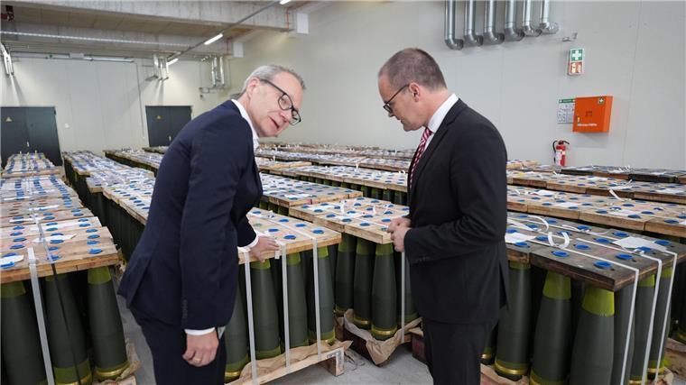 Wirtschaftsminister Tonne sieht Rüstung als neuen Jobmotor Rheinmetall-Manager Matthias Koll (links) zeigt dem Minister die ersten Artilleriegeschosse aus der neuen Munitionsfabrik.