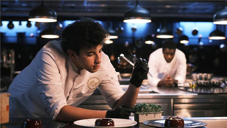 Die Filmstarts der Woche Riadh Belaiiche als Yazid in einer Szene des Films „Sterne zum Dessert“.