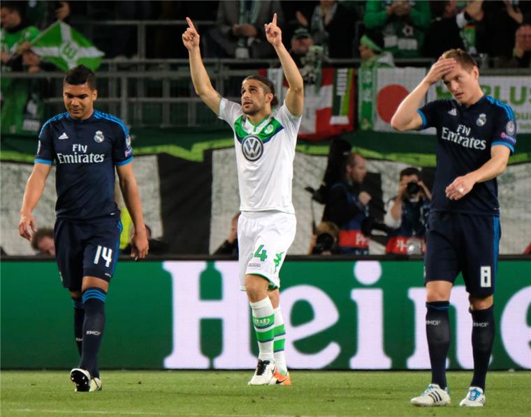 VfL Wolfsburg gelingt Überraschung gegen Real Madrid Ricardo Rodriguez (Mitte) bejubelt sein Elfmetertor zum 1:0 gegen Real Madrid. Foto Steffen/dpa
