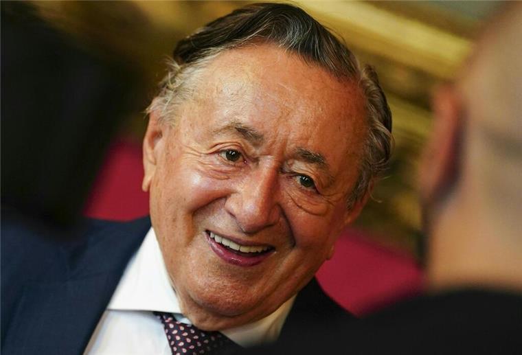 Lugner vor sechster Ehe sehr zuversichtlich Richard Lugner bei der Feier zu seinem 90. Geburtstag im Wiener Rathaus.