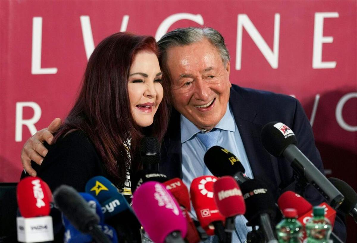 Richard Lugner ist tot: Die Schlagzeile als Lebenselixier Richard Lugner schmückte sich gern mit Prominenten aus Hollywood - wie hier mit Priscilla Presley. (Archivbild)
