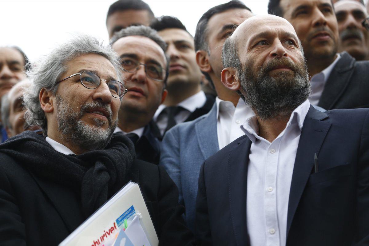 Türkei: Mehrjährige Haftstrafe für Journalist Can Dündar Richter haben Can Dündar (links) zu einer Haftstrafe verurteilt.