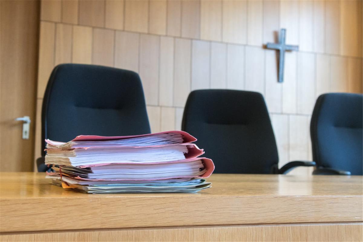 Richter und Staatsanwälte in Niedersachsen sollen künftig keine religiösen Symbole wie Kreuze oder Kopftücher bei öffentlichen Verhandlungen tragen dürfen. Kreuze, die derzeit noch in einigen Verhandlungsräumen der Amtsgerichte Vechta und Cloppenburg hängen, dürfen dort aber hängen bleiben.