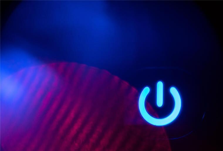 Wirklich ganz aus? So könnt ihr einfach und effektiv Strom sparen Richtiges Ausschalten von Elektrogeräten spart Strom: Mit kleinen Maßnahmen wie abschaltbaren Steckdosenleisten lassen sich bis zu 165 Euro jährlich einsparen.