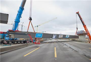  Hamburg: Auf einer Baustelle an der A7 wird ein sogenannter Überflieger eingesetzt. 