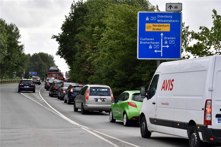 Vollsperrung auf B437 nach Unfall mit zwei Toten am Wesertunnel Richtung Wesertunnel gab es nach dem tödlichen Unfall auf der B437 lange Staus.