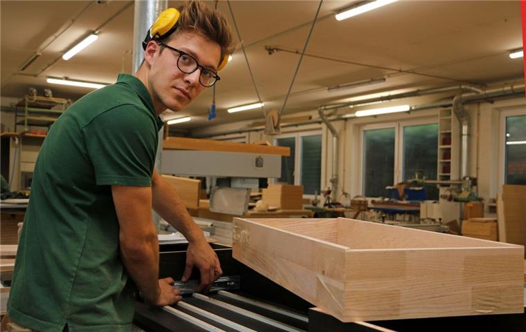 Sittensen: Junge Tischler stellen ihre Gesellenstücke aus Rickmar Pilch fertigt sein Gesellenstück für die Abschlussprüfung. Ab Sonntag ist es im Handwerkermuseum in Sittensen zu sehen.