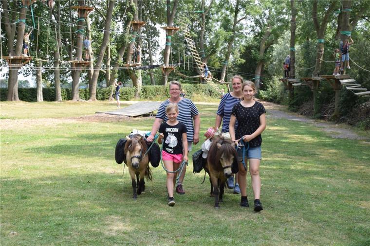 Mit Ponys auf Spenden-Tour durch Butjadingen Rieke (links) und ihre Mutter Sylke Hemsing haben Mini-Shettie Christie an der Leine, Daniela und Jule Nordenholt sind mit Anni unterwegs. So ist die Gruppe vier Tage lang durch Butjadingen gezogen. Auch bei ihrem letzten Stopp im Klettergarten in Mitteldeich wurden sie von dessen Betreiber mit Eis und Getränken bestens versorgt.