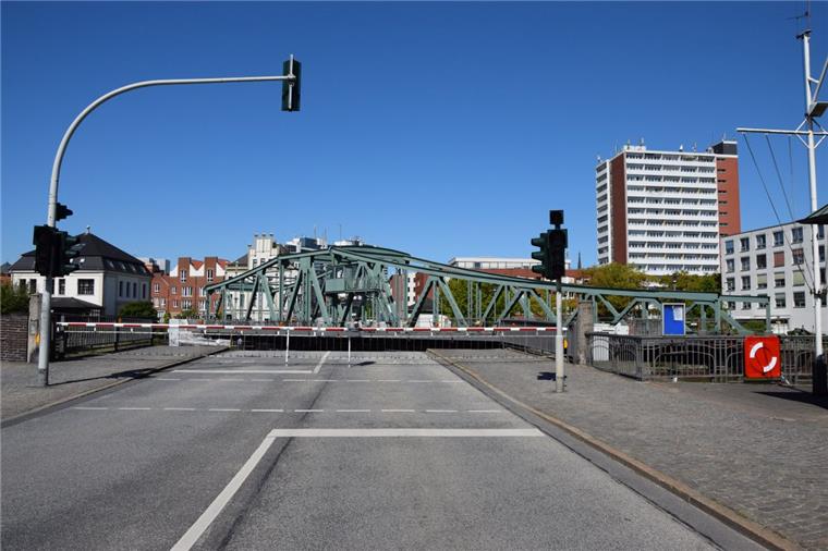 Bremerhaven: So wirkt sich die Sperrung der Alten Geestebrücke aus Rien ne va plus - nichts geht mehr. Für die Sanierung bleibt die Alte Geestebrücke in Bremerhaven geöffnet. Fußgänger, Rad- und Autofahrer müssen auf dem Weg in die City einen Umweg in Kauf nehmen.