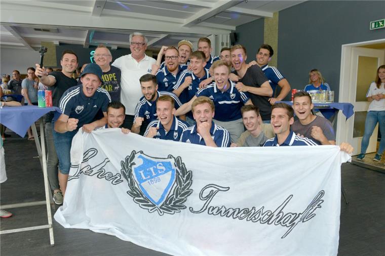 Riesen-Jubel bei der Leher TS Bremerhaven. Im DFB-Pokal geht es im August gegen Köln.