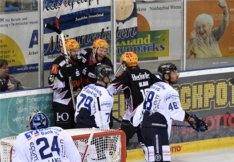 Riesenjubel bei den Fischtown Pinguins:  Jason Bast (links), Jack Combs und Marian Dejdar freuen sich über den 3:1-Sieg gegen die Iserlohn Roosters.  Foto Scheschonka