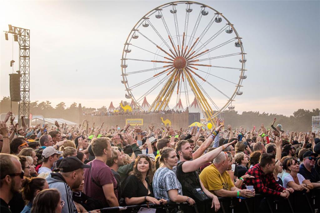 Riesenrad und feiernde Menge: Beim Deichbrand ist es vor den Hauptbühnen Immer v...