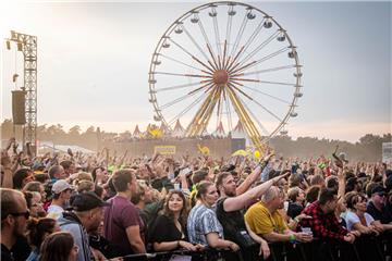 Riesenrad und feiernde Menge: Beim Deichbrand ist es vor den Hauptbühnen Immer v...