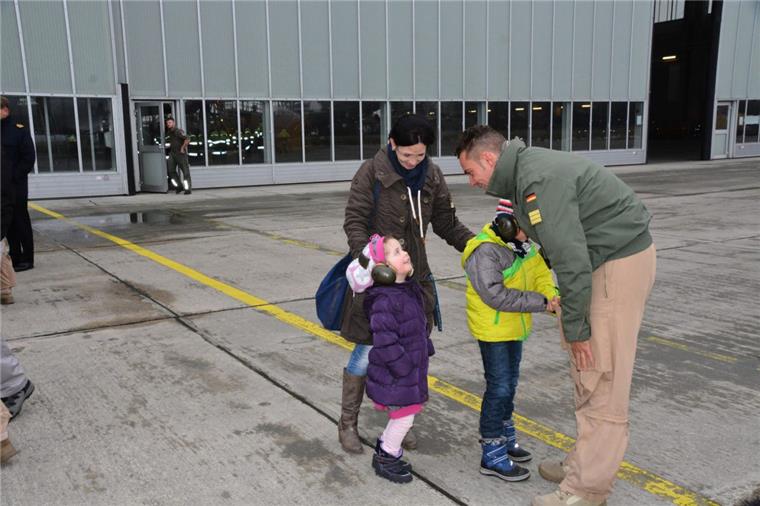 Flying Home for Christmas: Nordholzer Soldaten kehren aus Einsatz zurück Riesige Wiedersehensfreude in Nordholz bei Michael Langhof und seiner Familie. Mehr als drei Monate waren sie voneinander getrennt